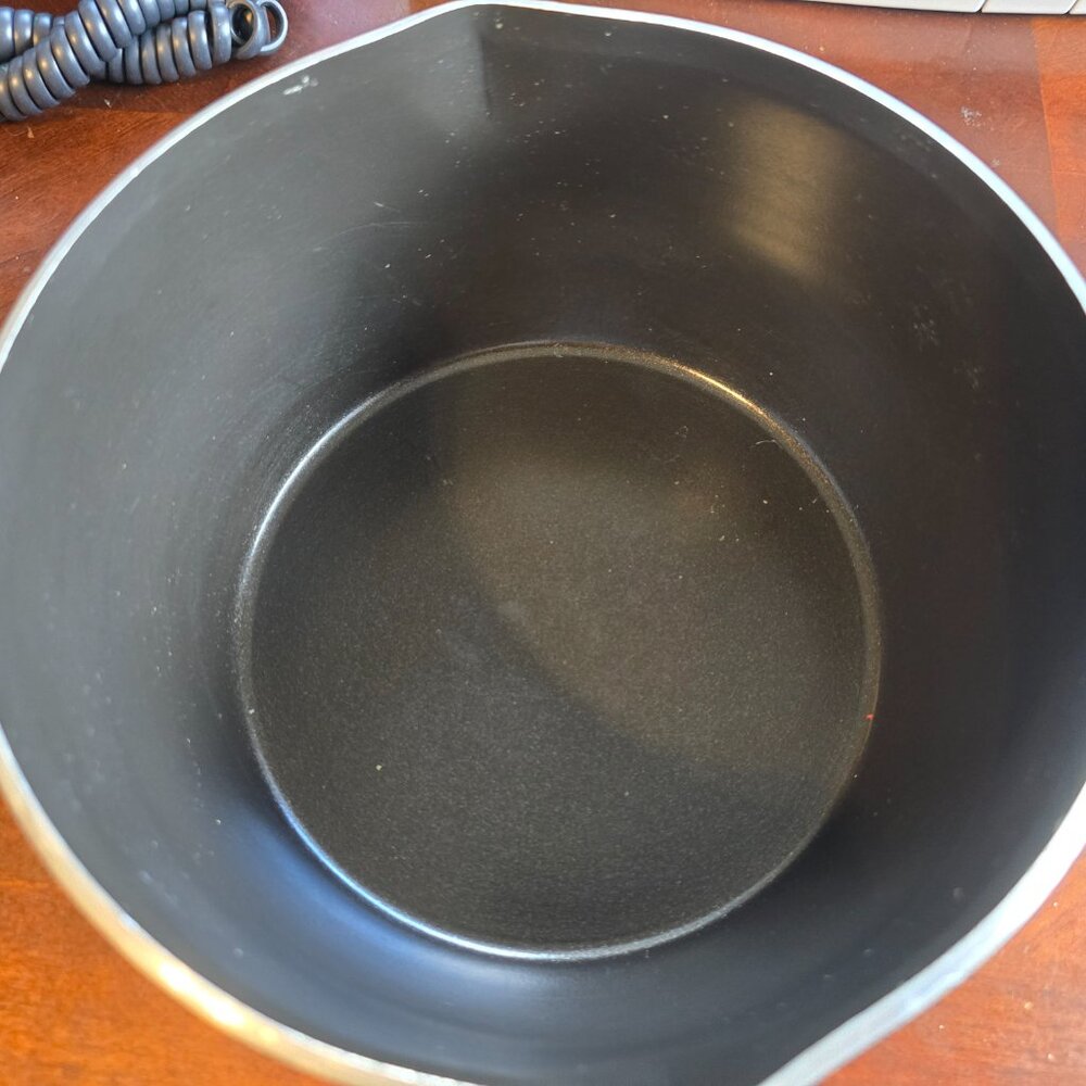 Vintage Mirro 2 Quart (1.9L) Saucepan - Non-Stick with Wooden Handle - Picture 5 of 14